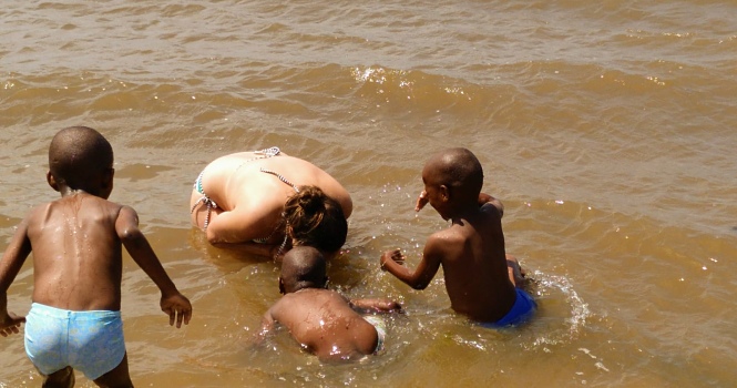 Aprendemos a nadar en Afrikable 01