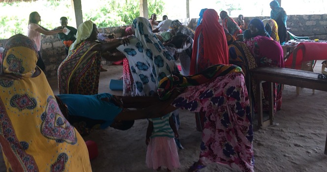 Ejercicios de iniciación al trabajo de higiene y control postural con las mujeres beneficiarias de Afrikable